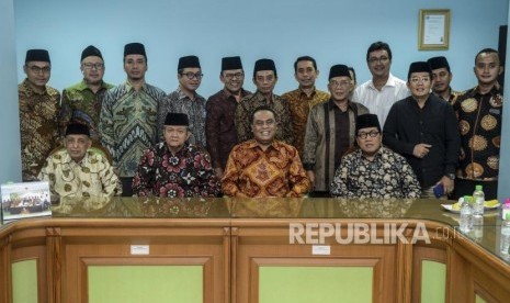 Wakil Ketua Dewan Masjid Indonesia Syafruddin (kedua kanan depan) bersama Sekjen MUI Anwar Abbas (kedua kiri depan) dan Pemimpin Redaksi Republika Irfan Junaedi (kiri) foto bersama usai kunjungan ke Kantor MUI, Jakarta, Jumat (1/11).