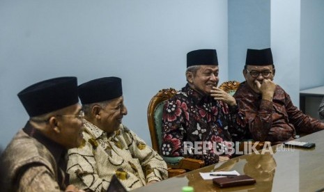 Sekjen MUI Anwar Abbas (kedua kanan) saat menerima kunjungan Dewan Masjid Indonesia di Kantor MUI, Jakarta, Jumat (1/11).