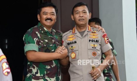 Kapolri Idham Aziz (kiri) dan Panglima TNI Hadi Tjahjanto