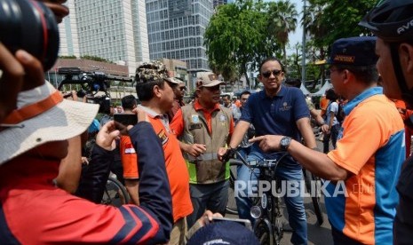 Gubernur DKI Jakarta Anies Baswedan saat sidak PKL di  Hari Bebas Kendaraan Bermotor (HBKB) kawasan Bundaran HI, Jalan Sudirman Thamrin, Jakarta, Ahad (3/11/2019).