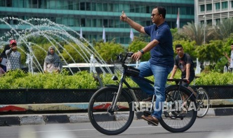 Gubernur DKI Jakarta Anies Baswedan saat sidak PKL di  Hari Bebas Kendaraan Bermotor (HBKB) kawasan Bundaran HI, Jalan Sudirman Thamrin, Jakarta, Ahad (3/11/2019).