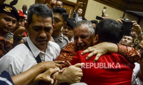 Mantan Direktur Utama PT PLN Sofyan Basir memeluk kerabatnya usai pembacaan putusan di Pengadilan Tipikor, Jakarta, Senin (4/11).