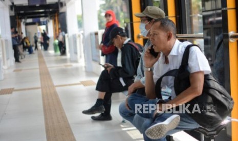 PT Transportasi Jakarta (TransJakarta) menyiapkan cairan pembersih tangan (hand sanitizers) di 80 halte (Foto: penumpang di Halte Tosari Transjakarta)