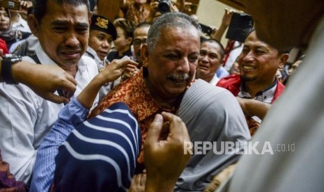 Mantan Direktur Utama PT PLN Sofyan Basir menghadiri kerabatnya usai pembacaan putusan di Pengadilan Tipikor, Jakarta, Senin (4/11).