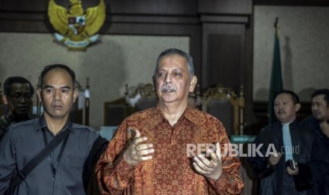 Mantan Direktur Utama PT PLN Sofyan Basir meninggalkan ruangan usai pembacaan putusan di Pengadilan Tipikor, Jakarta, Senin (4/11).