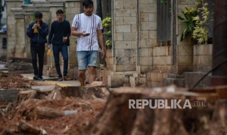 Pejalan kaki melintas di lahan bekas penebangan pohon di trotoar Cikini, Jalan Cikini Raya, Jakarta, Senin (4/11/2019).