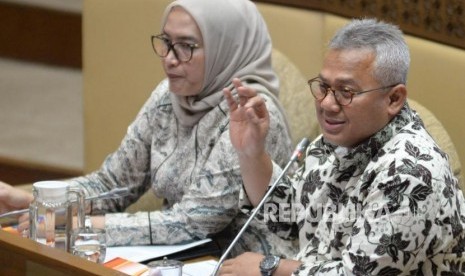 Ketua KPU Arief Budiman saat mengikuti rapat dengar pendapat dengan Komisi II DPR di Kompleks Parlemen, Senayan, Jakarta, Senin (4/11).