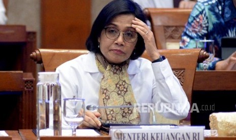 Menteri Keuangan Sri Mulyani Indrawati saat mengikuti rapat kerja dengan Komisi XI DPR di Kompleks Parlemen, Senayan, Jakarta, Senin (4/11).