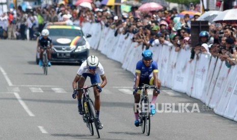 Pebalap Grospe Ismael.Jr dari Tim Go For Gold Philippines (kedua kiri), Suryadi Bambang dari PGN Road Cycling Team (kanan) dan Kurniawan dari Banyuwangi Road Cycling Community (kiri) beradu cepat saat memasuki garis finish pada etape ketiga Tour de Singkarak (TdS) 2019 di Padang Panjang, Sumatera Barat, Senin (4/11/2019).