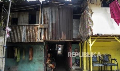 Satgas PSBB Jakarta Awasi Protokol Kesehatan di Daerah Kumuh. Warga beraktivitas di kawasan pemukiman kumuh di Manggarai, Jakarta.