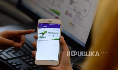 Petugas memberikan informasi kepada nasabah terkait Sukuk Tabungan (ST) Seri ST006. ST006 merupakan instrumen sukuk ritel pertama di dunia yang menggunakan konsep green sukuk.