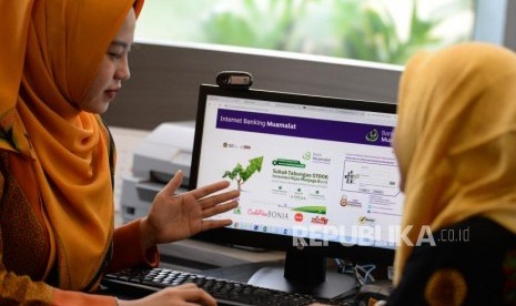 Pemerintah Serap Rp 11 Triliun dari Lelang Sukuk. Petugas memberikan informasi kepada nasabah terkait Sukuk Tabungan (ST).