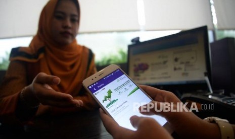 Petugas melayani nasabah di Bank Muamalat di Jakarta, Senin (5/11).