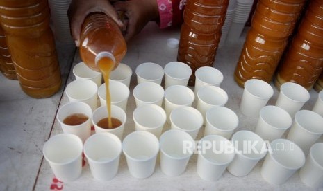 Minum Jamu Gratis. Penjual jamu menyiapkan minuman jamu di kawasan Ngejaman, Yogyakarta, Selasa (5/11/2019).