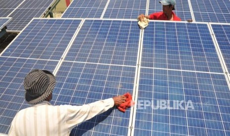 Pembangkit Listrik Tenaga Hybrid 
Warga membersihkan panel surya di Energi Mandiri Tenaga Surya dan Angin ( E Mas Bayu), Kampug Laut, Cilacap, Jawa Tengah, Kamis (24/10).