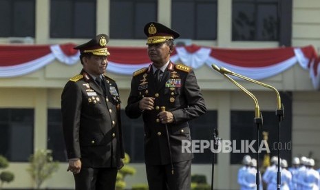 Kapolri Jenderal Pol Idham Azis bersama Menteri Dalam Negeri yang juga mantan Kapolri Jenderal Pol (Purn) Tito Karnavian menghadiri acara penyerahan panji Tribrata Polri di Mako Brimob Kelapa Dua, Depok, Jawa Barat, Rabu (6/11).