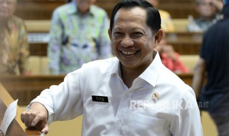 Menteri Dalam Negeri Tito Karnavian bersiap mengikuti Rapat Kerja dengan Komisi II DPR di Kompleks Parlemen, Senayan, Jakarta, Rabu (6/11).