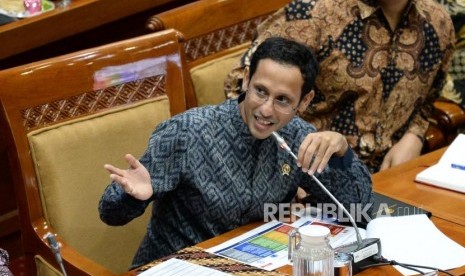 Menteri Pendidikan dan Kebudayaan Nadiem Makarim saat mengikuti rapat kerja dengan Komisi X DPR di Kompleks Parlemen, Senayan, Jakarta, Rabu (6/11).