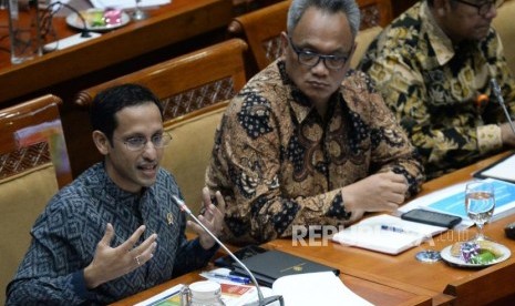 Menteri Pendidikan dan Kebudayaan Nadiem Makarim saat mengikuti rapat kerja dengan Komisi X DPR di Kompleks Parlemen, Senayan, Jakarta, Rabu (6/11).