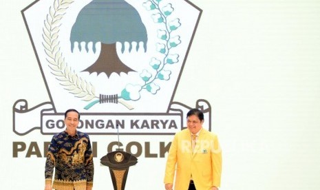 Presiden Joko Widodo bersama Ketua Umum Partai Golkar Airlangga Hartarto saat memperingati HUT ke-55 tahun Partai Golkar di Jakarta, Rabu (6/11).