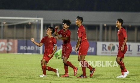 Pesepakbola Timnas Indonesia David Maulana (kiri) melakukan selebrasi usai memasukan bola ke gawang Timnas Timor Leste pada pertandingan kualifikasi AFC U-19 di Stadion Madya, Jakarta, Rabu (6/11).