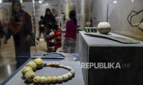 1.500 Benda Bersejarah Indonesia Perlu Dikaji Mendalam. Sejumlah pengunjung saat melihat pameran bertajuk Asal Usul Orang Indonesia (ASOI) di Museum Nasional, Jakarta.