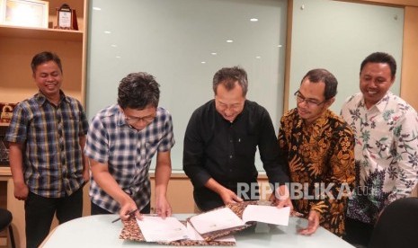 Direktur Operasional Republika Arys Hilman Nugraha (kedua kiri) menandatangani kesepakatan bersama dengan Ketua Ikapi DKI Hikmat Kurnia (ketiga kanan) disaksikan oleh Waredpel Republika Heri Ruslan, Ketua Panitia Islamic Book Fair (IBF) 2010 Syahruddin El-Fikri dan Sekretaris Ikapi DKI Mappa Tutu (kiri-kanan) usai penandatangan kerjasama antara Republika dan Ikapi DKI, di jakarta, Kamis (7/11).