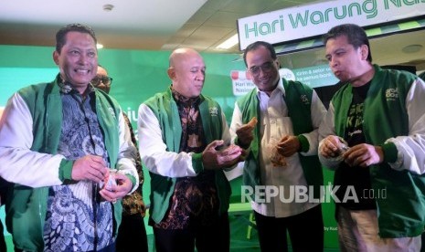 (dari Kiri) Direktur Utama Perum Bulog Budi Waseso berbincang dengan Menteri Koperasi dan Usaha Kecil dan Menengah Teten Masduki, Menteri Perhubungan Budi Karya Sumadi dan President of Grab Indonesia Ridzki Kramadibrata usai peresmian Hari Warung Nasional sekaligus peluncuran GrabKios di Jakarta, Kamis (7/11).