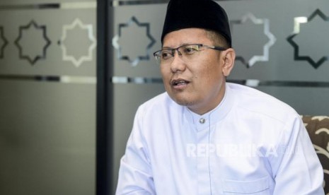 Ketua MUI Bidang Dakwah dan Ukhuwah, KH Cholil Nafis, menyatakan shaf rapat sholat dengan tetap pakai masker 