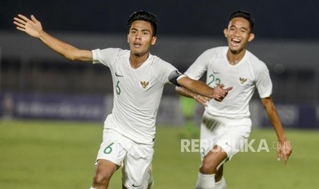 Pesepakbola Timnas Indonesia David Maulana (kiri) bersama Rizky Ridho Ramdhani melakukan selebrasi usai membobol gawang Timnas Hongkong pada pertandingan kualifikasi AFC U-19 di Stadion Madya, Jakarta, Jumat (8/11).