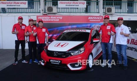 Director of Business Innovation and Sales & Marketing PT Honda Prospect Motor Yusak Billy, Honda Racing Indonesia Alvin Bahar, Communication Strategy Manager PT HPM Adhi Parama Sugarda, Director of Product and Sales & Marketing PT HPM Takayuki Uotani dan Operational Director Honda Sunter Lukas Dwinanda (kiri-kanan) berpose bersama di depan All New Honda Brio untuk ajang ITRC (Indonesia Touring Car Race) 1200 yang akan turun pada Musim 2010 di Sirkuit internasional Sentul, Bogor, Ahad (10/11).