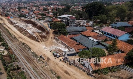 Foto udara suasana SMPN 1 Ngamprah yang berdekatan dengan proyek kereta cepat di Ngamprah, Kabupaten Bandung Barat, Kamis (7/11).