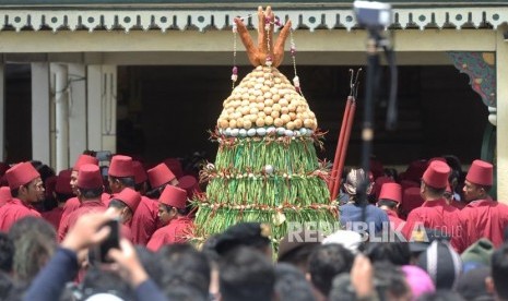 Grebeg Mulud Sekaten. Gunungan siap untuk diperebutkan warga saat akhir acara Sekaten di Masjid Gedhe, Yogyakarta. Peringatan ini untuk memeringatan maulid atau kelahiran Nabi Muhammad SAW..