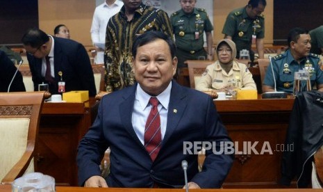 Menteri Pertahanan Prabowo Subianto bersiap mengikuti rapat kerja dengan Komisi I DPR di Kompleks Parlemen Senayan, Jakarta, Senin (11/11).