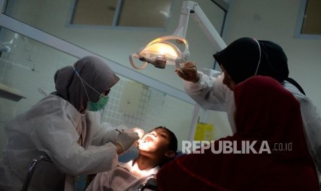 Dokter gigi. Andaikan didera sakit gigi yang tak tertahankan, masyarakat diminta tetap ke dokter gigi dengan mematuhi panduan keselamatan dari risiko penyebaran dan penularan Covid-19.