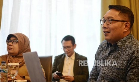 Gubernur Jawa Barat Ridwan Kamil melakukan Teleconference dengan salah satu Ulama yang diberangkatkan ke Inggris di Kantor BJB Precious, Kuningan, Jakarta, Selasa (12/11/2019).