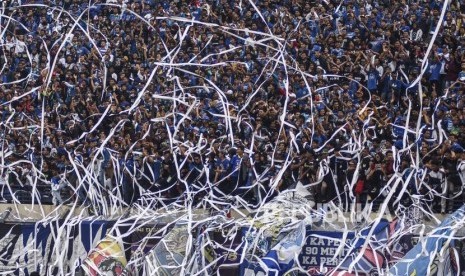 Persib Bandung Kalahkan Arema FC. Bobotoh bersorak mendukung tim Persib Bandung dalam laga lanjutan Liga 1 2019 di Stadion Si Jalak Harupat, Kabupaten Bandung, Selasa (12/11).