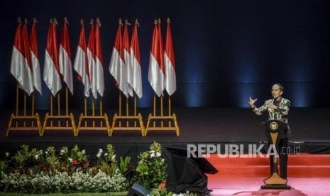 Presiden Joko Widodo memberikan sambutan sekaligus membuka acara Rapat Koordinasi Nasional (Rakornas) pemerintah pusat dan Forum Komunikasi Pimpinan Daerah (Forkopimda) 2019 di Sentul International Convention Center, Bogor, Jawa Barat, Rabu (13/11).