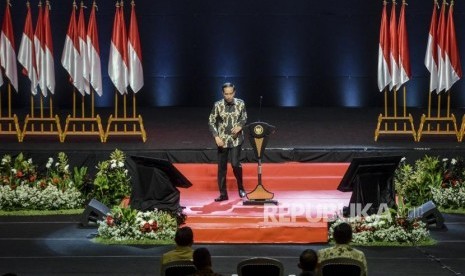 Presiden Joko Widodo berjalan usai memberikan sambutan sekaligus membuka acara Rapat Koordinasi Nasional (Rakornas) pemerintah pusat dan Forum Komunikasi Pimpinan Daerah (Forkopimda) 2019 di Sentul International Convention Center, Bogor, Jawa Barat, Rabu (13/11).