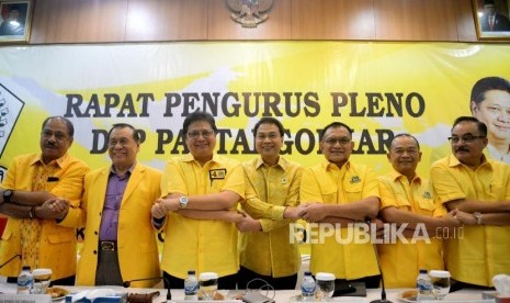 Ketua umum DPP Partai Golkar Airlangga Hartarto (tiga kiri) berfoto bersama pengurus DPP Partai Golkar bersiap mengikuti rapat pengurus pleno di Kantor DPP Partai Golkar, Slipi, Jakarta, Selasa (13/11).