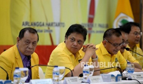 Ketua umum DPP Partai Golkar Airlangga Hartarto bersama pengurus DPP Partai Golkar bersiap mengikuti rapat pengurus pleno di Kantor DPP Partai Golkar, Slipi, Jakarta, Selasa (13/11).