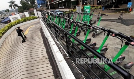 Sejumlah warga menggunakan skuter listrik di kawasan FX Sudirman, Jalan Sudirman, Jakarta, Rabu (13/11).