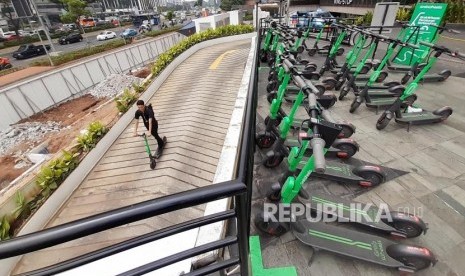 Sejumlah warga menggunakan skuter listrik di kawasan FX Sudirman, Jalan Sudirman, Jakarta (ilustrasi)