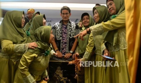 Jihad Ekonomi Umat. Pengusaha yang juga mantan calon wakil presiden RI, Sandiaga Uno berswafoto bersama emak-emak usai Seminar Jihad Ekonomi Umat di Yogyakarta, Kamis (14/11).