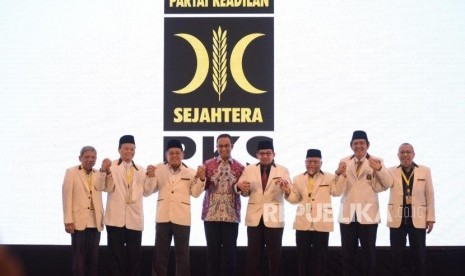 Ketua Majelis Syuro PKS Salim Assegaf Aljufrie (keempat kiri) bersama Wakil Ketua Majelis Syuro PKS Hidayat Nur Wahid (kedua kiri), Presiden PKS Sohibul Iman (ketiga kiri) dan Gubernur DKI Jakarta Anies Baswedan (keempat kanan) beserta para kader mengangkat tangan bersama saat pembukaan Rapat Koordinasi Nasional (Rakornas) PKS 2019 di Jakarta, Kamis (14/11/2019).