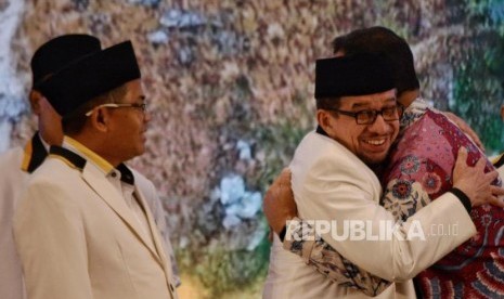 Ketua Majelis Syuro PKS Salim Assegaf Aljufrie (kedua kanan) berpelukan dengan Gubernur DKI Jakarta Anies Baswedan (kanan) disaksikan Presiden PKS Sohibul Iman (kiri) saat pembukaan Rapat Koordinasi Nasional (Rakornas) PKS 2019 di Jakarta, Kamis (14/11/2019).