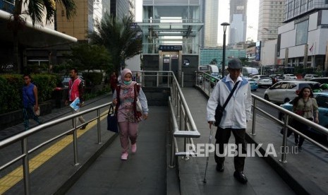 Warga menggunakan lift Prioritas di Stasiun MRT Bundaran HI, Jakarta, Jumat (15/11).