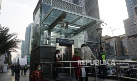 Warga menggunakan lift Prioritas di Stasiun MRT Bundaran HI, Jakarta, Jumat (15/11).