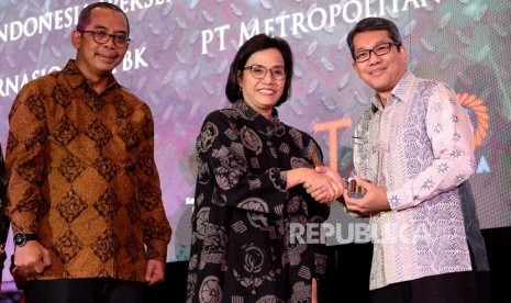 Menteri Keuangan Sri Mulyani Indrawati didampingi Direktur Jenderal Pajak Suryo Utomo menyerahkan penghargaan The  Most Tax-Friendly Corporate kepada Head of Tax Division PT Adaro Energy Tbk (Adaro) Jul Seventa Tarigan pada acara  Tempo Country Contributor Awards 2019 di Jakarta, Jumat (15/11).