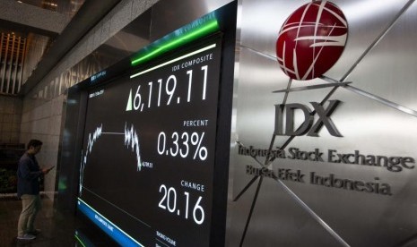 Pengunjungi mengamati layar pergerakan saham di Bursa Efek Indonesia (BEI), Jakarta, Jumat (15/11/2019).